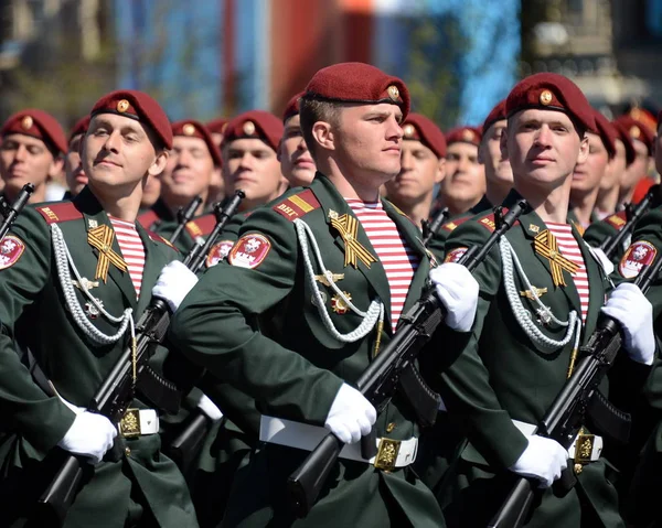 Die Soldaten seiner Division. Dserschinski Truppen der Nationalgarde bei der Generalprobe der Parade auf dem Roten Platz zu Ehren des Sieges — Stockfoto