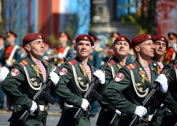 Οι στρατιώτες της πατριάς του. Ντζερζίνσκι στρατεύματα της Εθνικής Φρουράς για την πρόβα της γενικής παρέλαση στην Κόκκινη Πλατεία προς τιμήν της ημέρας της νίκης — Φωτογραφία Αρχείου