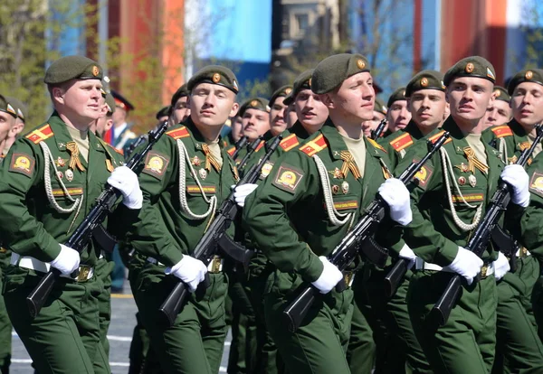 Generale repetitie van parade ter ere van dag van de overwinning op het Rode plein op 7 mei 2017. De cadetten van de hogere legerleiding school van Moskou. — Stockfoto