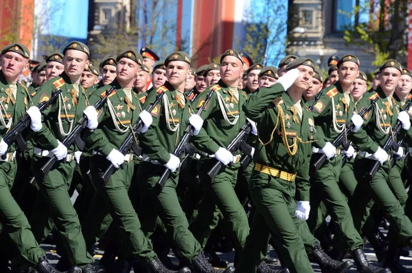 Kostümlü prova geçit 7 kırmızı kare üzerinde zafer günün onuruna 2017 olabilir. Moskova daha yüksek Komutanlığı okulu öğrencileri. — Stok fotoğraf