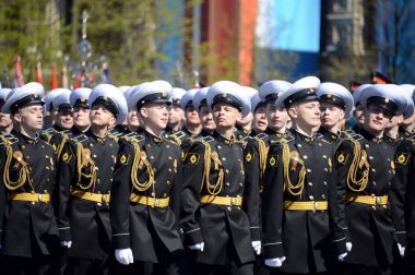  Prova Nakhimov deniz okul öğrencilerinin kırmızı kare üzerinde zafer günü onuruna geçit..