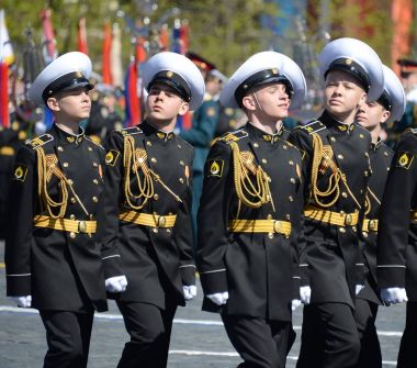  Prova Nakhimov deniz okul öğrencilerinin kırmızı kare üzerinde zafer günü onuruna geçit..