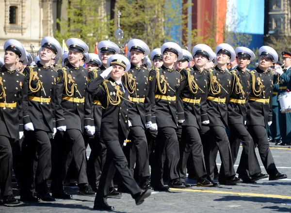 The students of the Nakhimov naval school on the rehearsal parade on red square in honor of Victory Day. — Stock Photo, Image