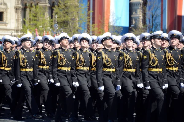 De studenten van de Nachimov marineschool op de repetitie parade op het Rode plein ter ere van de dag van de overwinning. — Stockfoto