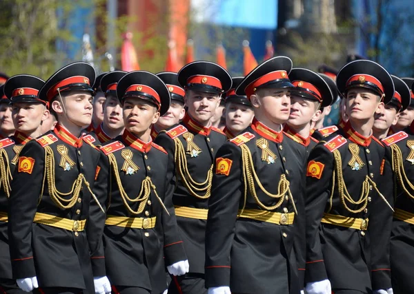 Os alunos da escola militar de Tver Suvorov no ensaio de vestido do desfile na praça vermelha em honra do Dia de Vitória . — Fotografia de Stock