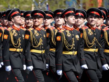  Kızıl Meydan geçit onuruna Zafer Bayramı kostümlü prova tarihinde Moskova Suvorov askeri okulu öğrencileri.