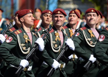  Onun division askerleri. Dzerzhinsky Ulusal Muhafız birlikleri genel provada Kızıl Meydan şerefine zafer günü geçit töreni.