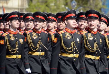  Kızıl Meydan geçit onuruna Zafer Bayramı kostümlü prova tarihinde Moskova Suvorov askeri okulu öğrencileri.