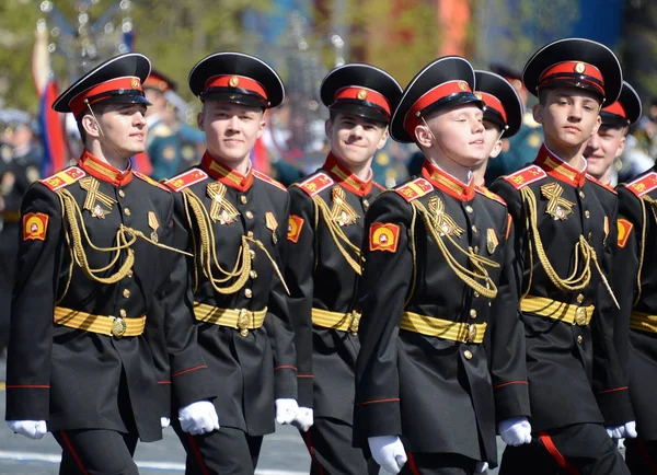 Os estudantes da escola militar de Moscou Suvorov no ensaio de vestido do desfile na praça vermelha em honra do Dia de Vitória . — Fotografia de Stock