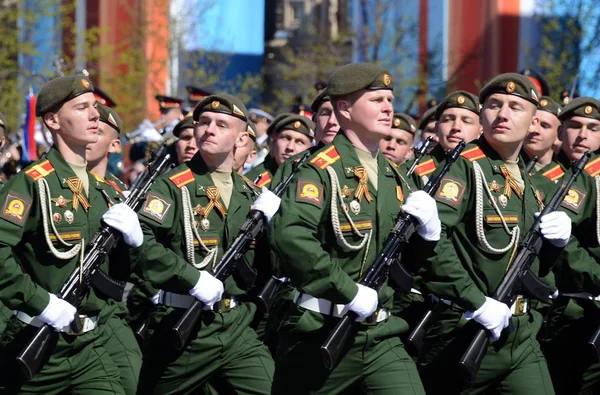 Ensayo general del desfile en honor al Día de la Victoria en la plaza roja el 7 de mayo de 2017. Los cadetes de la escuela de mando militar superior de Moscú . — Foto de Stock