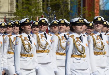  Kızlar-öğrenciler ve maddi destek A. Khrulyov sonra prova geçit üzerinde kırmızı kare adlı askeri Üniversitesi ve Volsky askeri Enstitüsü.