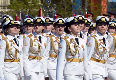  Kızlar-öğrenciler ve maddi destek A. Khrulyov sonra prova geçit üzerinde kırmızı kare adlı askeri Üniversitesi ve Volsky askeri Enstitüsü.