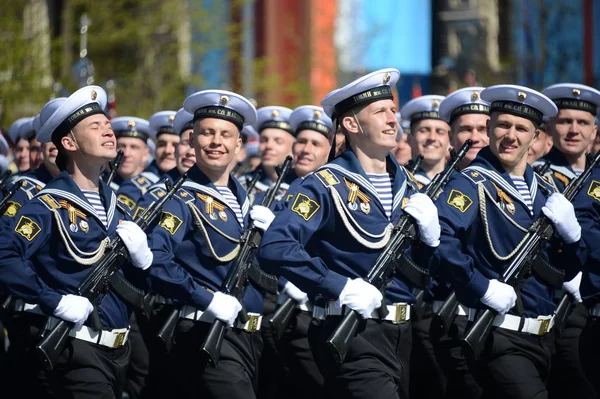 Los cadetes de la escuela naval superior del Pacífico imeni S. O. Makarov en el ensayo del desfile general en la plaza roja en honor del Día de la Victoria . —  Fotos de Stock