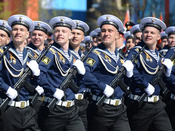 Les cadets de l'école navale supérieure du Pacifique imeni S. O. Makarov lors de la répétition du défilé général sur la place rouge en l'honneur du Jour de la Victoire . — Photo