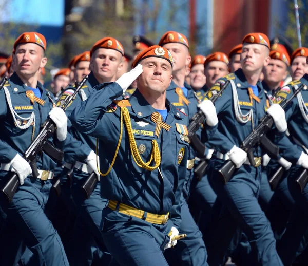 Studenten van de Academie van civiele bescherming, Emercom van Rusland voor de generale repetitie van parade op het Rode plein ter ere van de dag van de overwinning. — Stockfoto
