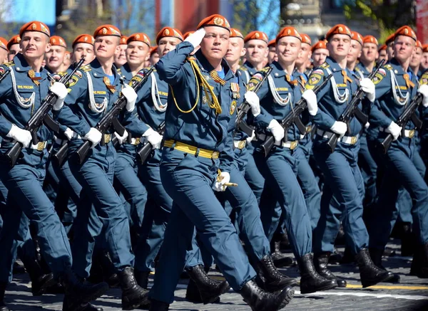 Students of the Academy of civil defence EMERCOM of Russia for the dress rehearsal of parade on red square in honor of Victory Day. — Stock Photo, Image