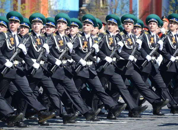 De cadetten van de grens van Moskou Instituut voor Fsb van Rusland inzake de algemene repetitie op het Rode plein ter ere van Victory Day parade. — Stockfoto