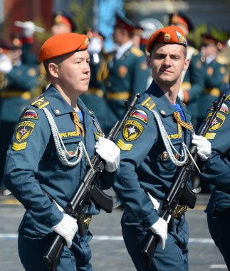  Öğrencilerin sivil savunma Emercom Rusya'nın Kızıl Meydan geçit onuruna Zafer Bayramı kostümlü prova için Akademisi.