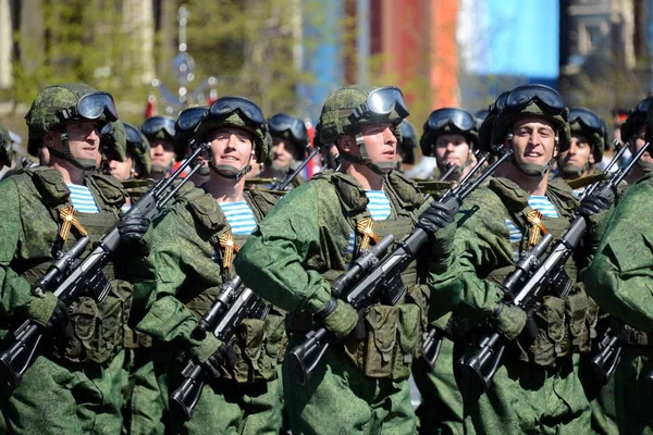 Paraquedistas dos 331os guardas transportaram o regimento aéreo em Kostroma no ensaio de vestido do desfile na praça vermelha em honra do Dia de Vitória . — Fotografia de Stock