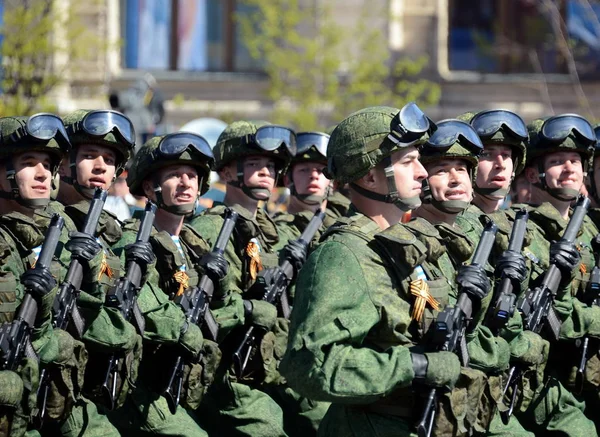 Paracaidistas del regimiento aerotransportado 331 guardias en Kostroma en el ensayo general del desfile en la plaza roja en honor al Día de la Victoria . — Foto de Stock