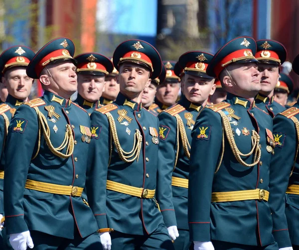 Oficiais da Academia de Armas Combinadas das Forças Armadas da Federação Russa no ensaio do desfile geral na praça vermelha em honra do Dia da Vitória . — Fotografia de Stock
