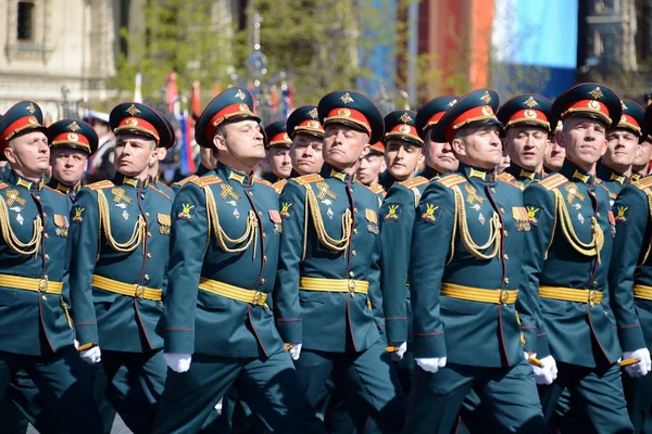 Ufficiali dell'Accademia delle Armi Combinate delle Forze Armate della Federazione Russa in occasione della prova generale di parata in piazza rossa in onore del Giorno della Vittoria . — Foto Stock