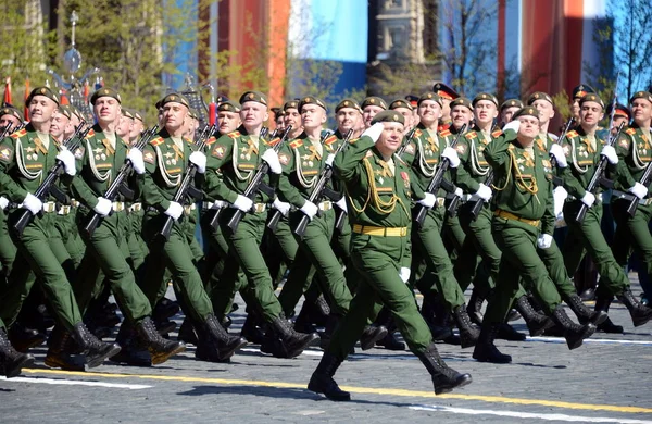 A kadétok, a Honvédelmi Minisztérium, az Orosz Föderáció, az általános katonai Egyetem felvonulás próbák a Vörös téren tiszteletére győzelem napja. — Stock Fotó