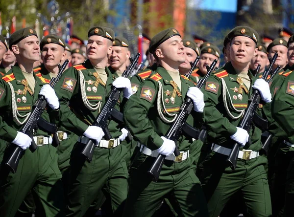 Los cadetes de la Universidad Militar del Ministerio de Defensa de la Federación Rusa sobre el ensayo del desfile general en la plaza roja en honor al Día de la Victoria . — Foto de Stock