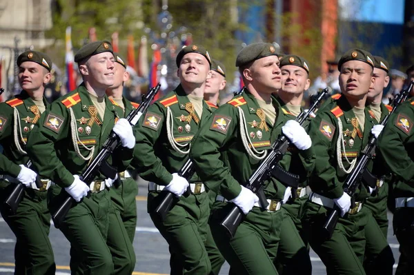 Los cadetes de la Universidad Militar del Ministerio de Defensa de la Federación Rusa sobre el ensayo del desfile general en la plaza roja en honor al Día de la Victoria . — Foto de Stock