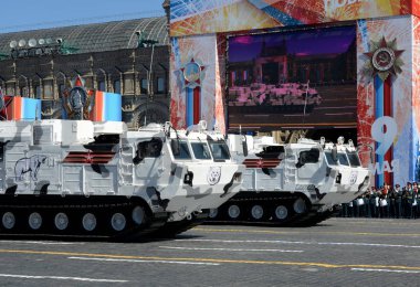  Pantsir-Sa (Sa-22 Greyhound) orta menzilli kutup motorlu uçaksavar füze sistemidir. Prova, zafer günü kutlama kırmızı kare üzerinde.