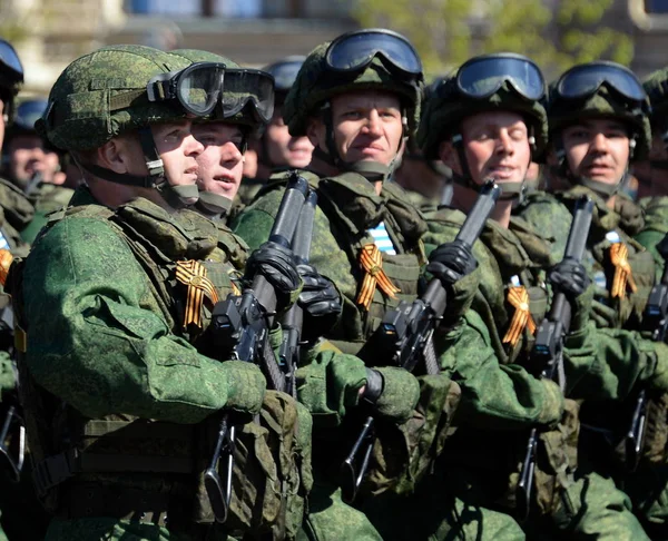 Fallskärmsjägare i 331st vakter luftburna regementet i Kostroma på generalrepetitionen av paraden på Röda torget för att hedra Segerdagen. — Stockfoto