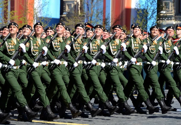 Soldados da 4a divisão de tanque de guardas Kantemirovskaya no ensaio de desfile Geral na praça vermelha em honra do Dia de Vitória . — Fotografia de Stock