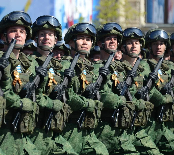 I paracadutisti del 331esimo reggimento aviotrasportato di guardie in Kostroma alla prova di vestito di parata su quadrato rosso in onore di Giorno di Vittoria . — Foto Stock