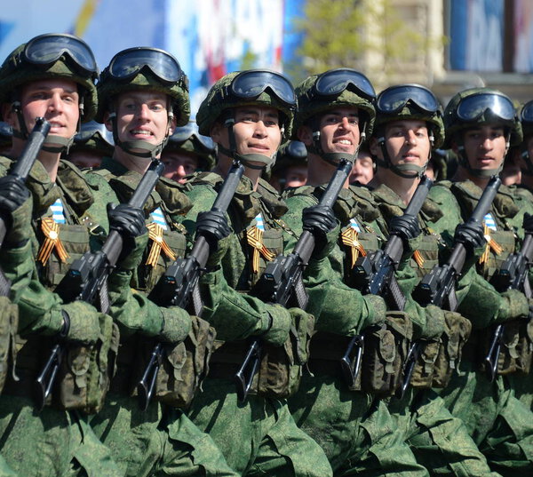  Парашютисты 331-го гвардейского воздушно-десантного полка в Костроме на генеральной репетиции парада на Красной площади в честь Дня Победы
.