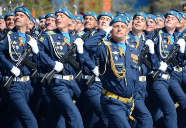 Öğrenciler, Hava Kuvvetleri Akademisi adını Profesör N. E. Zhukovsky ve Y. A. Gagarin, Kızıl Meydan geçit onuruna Zafer Bayramı kostümlü prova.