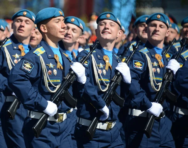 Cadetes da Academia da Força Aérea nomeados em homenagem ao Professor N. E. Zhukovsky e Y. A. Gagarin no ensaio de vestido do desfile na praça vermelha em honra do Dia de Vitória . — Fotografia de Stock