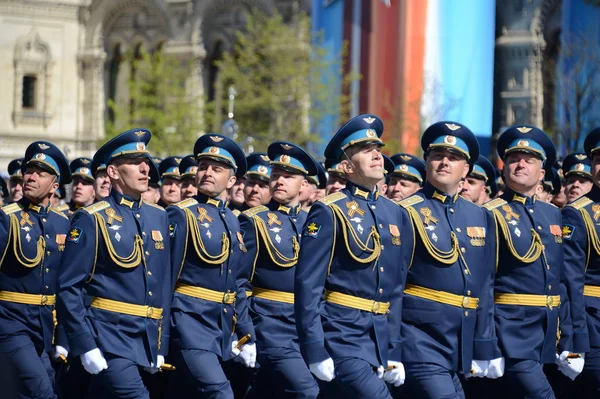 Hava Kuvvetleri Akademisi subayların adını Profesör N. E. Zhukovsky ve Y. A. Gagarin, Kızıl Meydan geçit onuruna Zafer Bayramı kostümlü prova. — Stok fotoğraf