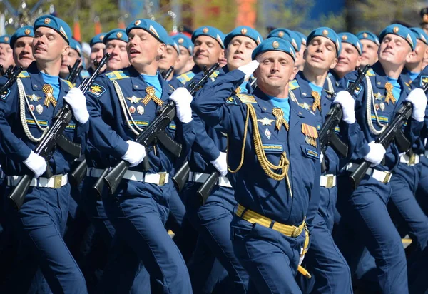 Cadetes de la Academia de la Fuerza Aérea nombrados en honor al Profesor N. E. Zhukovsky y Y. de la Fuerza Aérea. A. Gagarin en el ensayo general del desfile en la plaza roja en honor al Día de la Victoria . —  Fotos de Stock