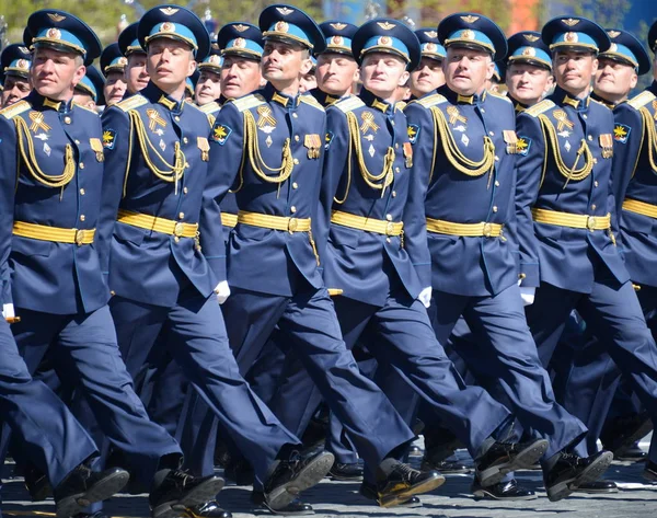 Officieren van de air force Academy vernoemd naar Professor N. E. Zhukovsky en Y. A. Gagarin op de generale repetitie van parade op het Rode plein ter ere van de dag van de overwinning. — Stockfoto