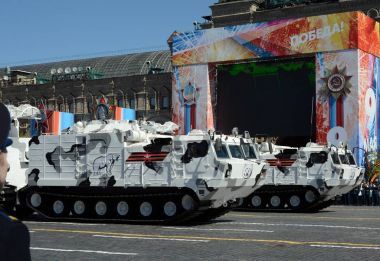  Pantsir-Sa (Sa-22 Greyhound) orta menzilli kutup motorlu uçaksavar füze sistemidir. Prova, zafer günü kutlama kırmızı kare üzerinde.