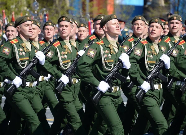 De cadetten van de Universiteit van de militairen van het ministerie van defensie van de Russische Federatie inzake de algemene repetitie op het Rode plein ter ere van Victory Day parade. — Stockfoto