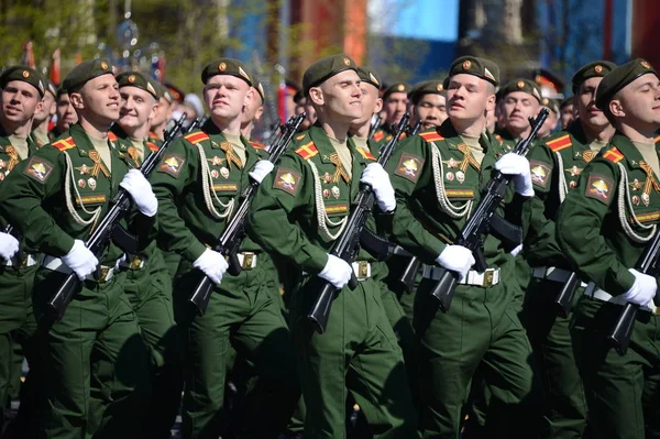Los cadetes de la Universidad Militar del Ministerio de Defensa de la Federación Rusa sobre el ensayo del desfile general en la plaza roja en honor al Día de la Victoria . —  Fotos de Stock