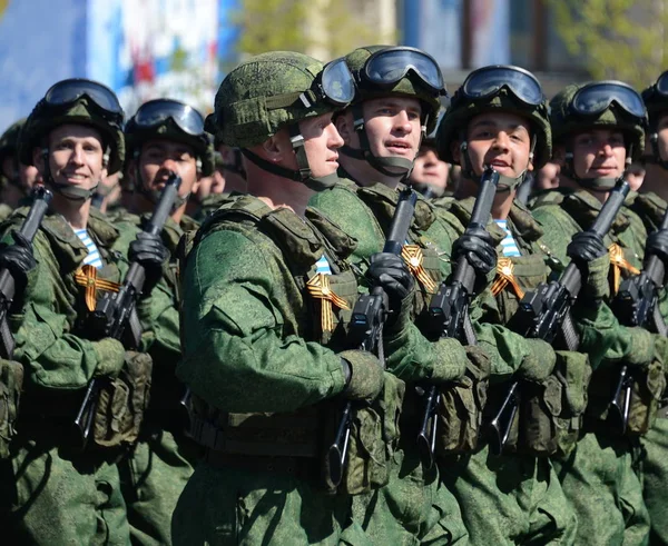 Paraquedistas dos 331os guardas transportaram o regimento aéreo em Kostroma no ensaio de vestido do desfile na praça vermelha em honra do Dia de Vitória . — Fotografia de Stock