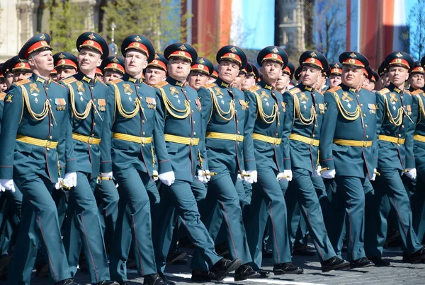 Oficiales de la Academia de Armas Combinadas de las Fuerzas Armadas de la Federación Rusa sobre el ensayo del desfile general en la plaza roja en honor al Día de la Victoria . —  Fotos de Stock