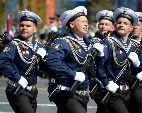 Os cadetes do Instituto Politécnico naval no ensaio de vestido do desfile na praça vermelha em honra do Dia da Vitória . — Fotografia de Stock