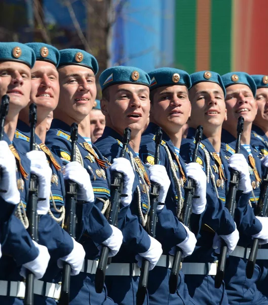 Cadetti della scuola di comando aerea Ryazan. V. F. Margelov (RVVDKU) alla prova generale di parata su quadrato rosso in onore di Giorno di Vittoria . — Foto Stock