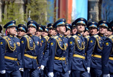  Hava Kuvvetleri Akademisi subayların adını Profesör N. E. Zhukovsky ve Y. A. Gagarin, Kızıl Meydan geçit onuruna Zafer Bayramı kostümlü prova.