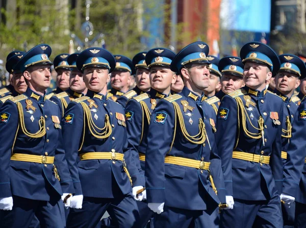 Officiers de l'Académie de l'armée de l'air nommé d'après le professeur N. E. Zhukovsky et Y. A. Gagarine à la répétition générale du défilé sur la place rouge en l'honneur du Jour de la Victoire . — Photo