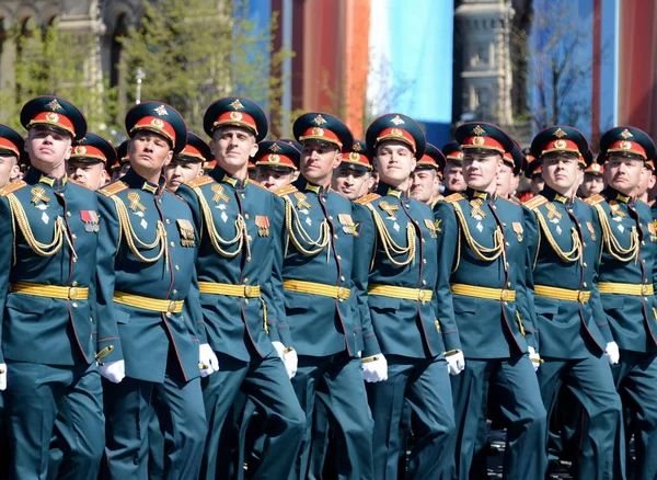 Offiziere der kombinierten Waffenakademie der Streitkräfte der Russischen Föderation bei der Generalprobe der Parade auf dem Roten Platz zu Ehren des Sieges. — Stockfoto