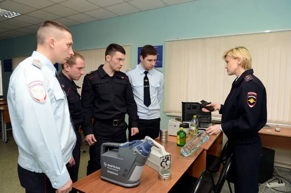 Utbildning av poliser kunskap om moderna bärbara screening utrustning. — Stockfoto